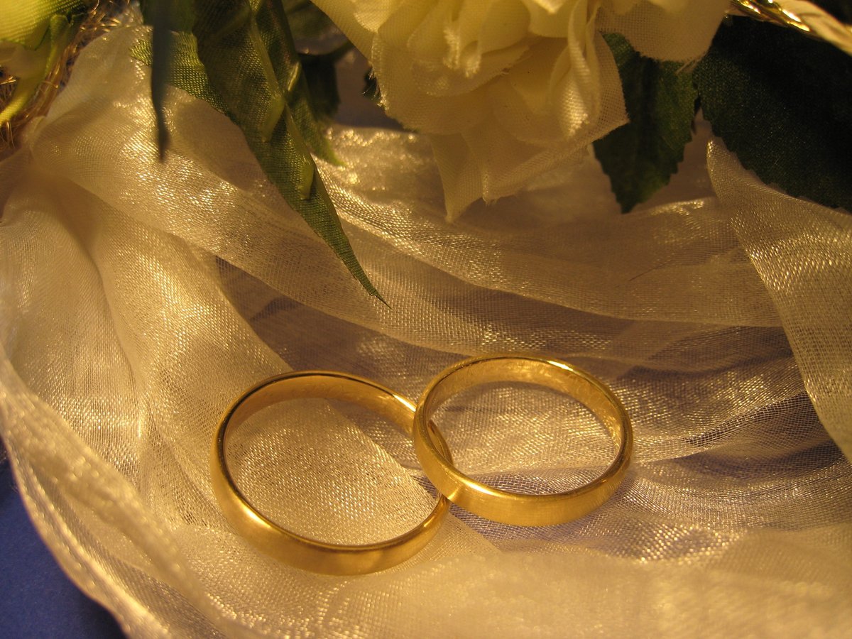 テーブルの上の結婚指輪