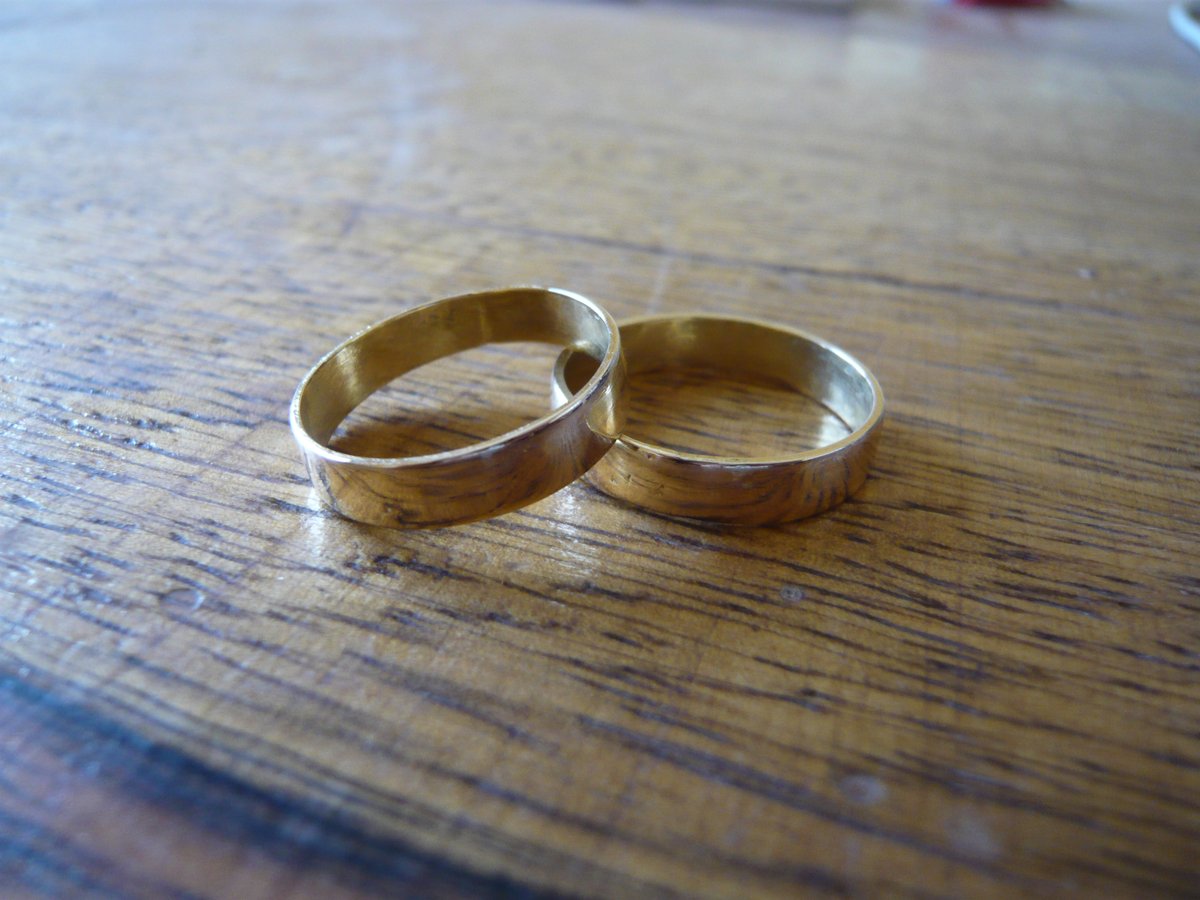 テーブルの上の結婚指輪