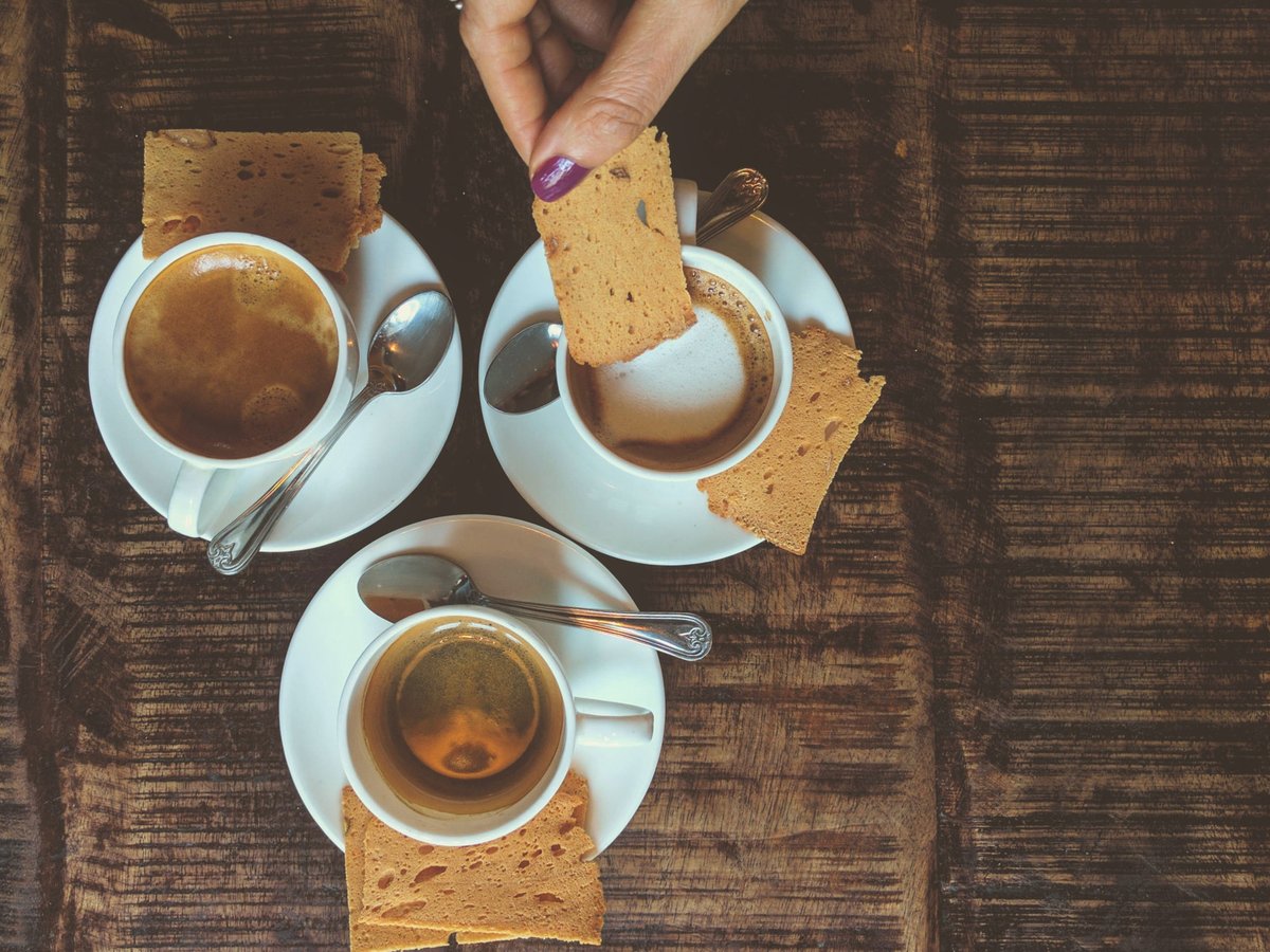 カフェのテーブルに置かれたコーヒー