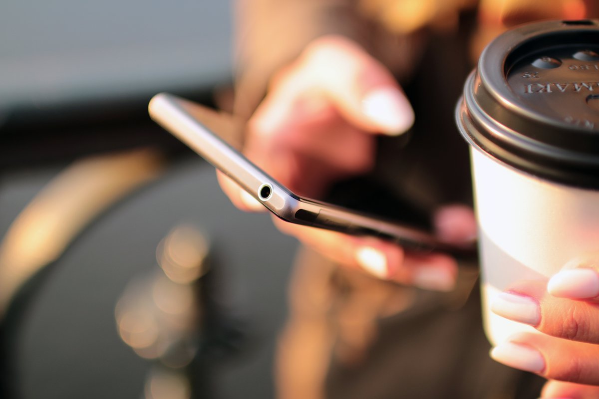 テーブルの上のスマートフォンとコーヒー