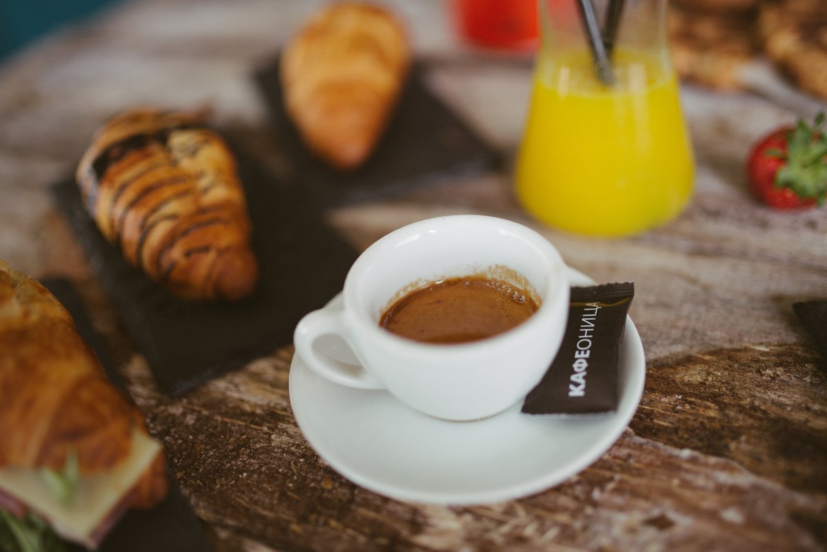 カフェのテーブルに置かれたコーヒー