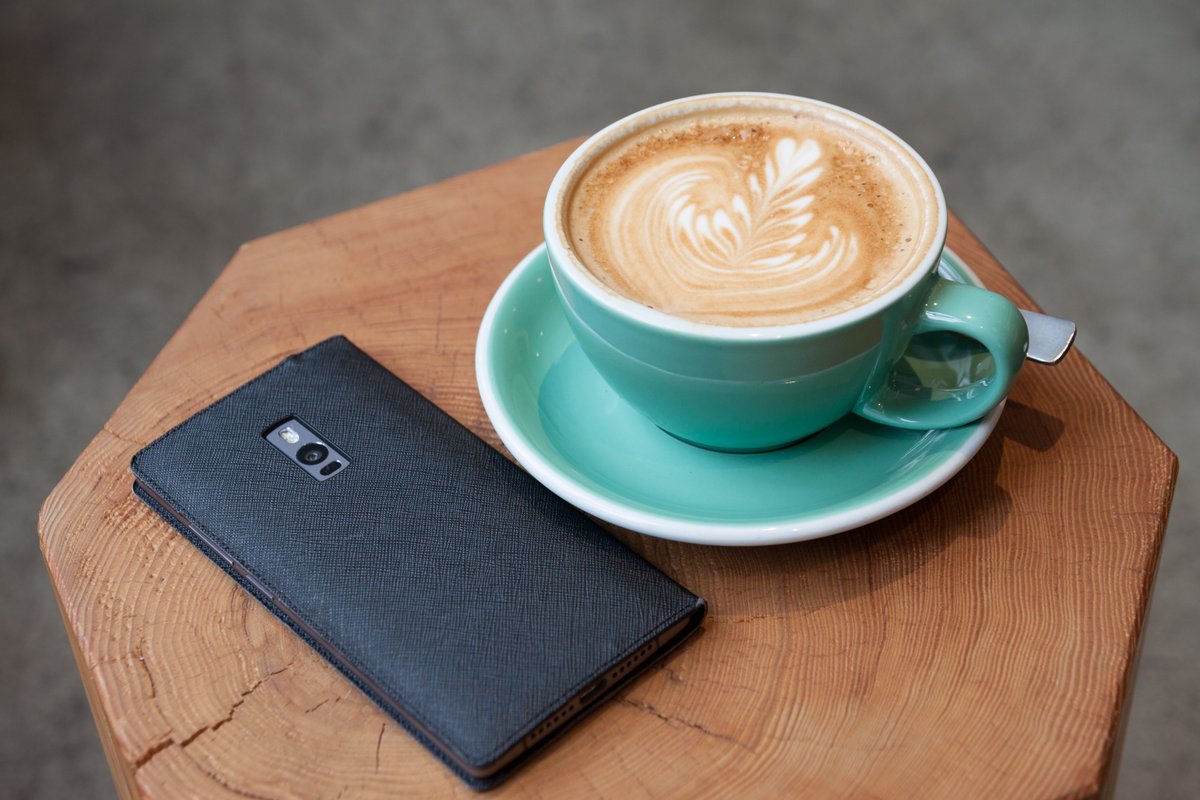 テーブルの上のスマートフォンとコーヒー