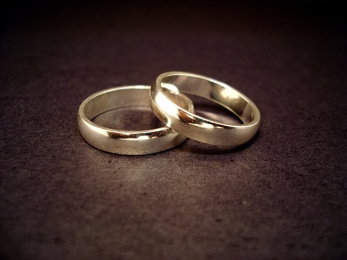 テーブルの上の結婚指輪