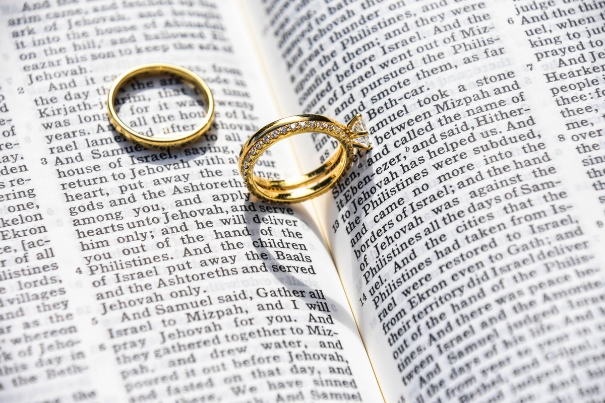 テーブルの上の結婚指輪