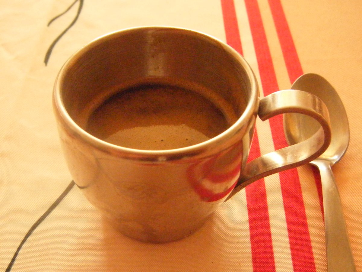 カフェのテーブルに置かれたコーヒー